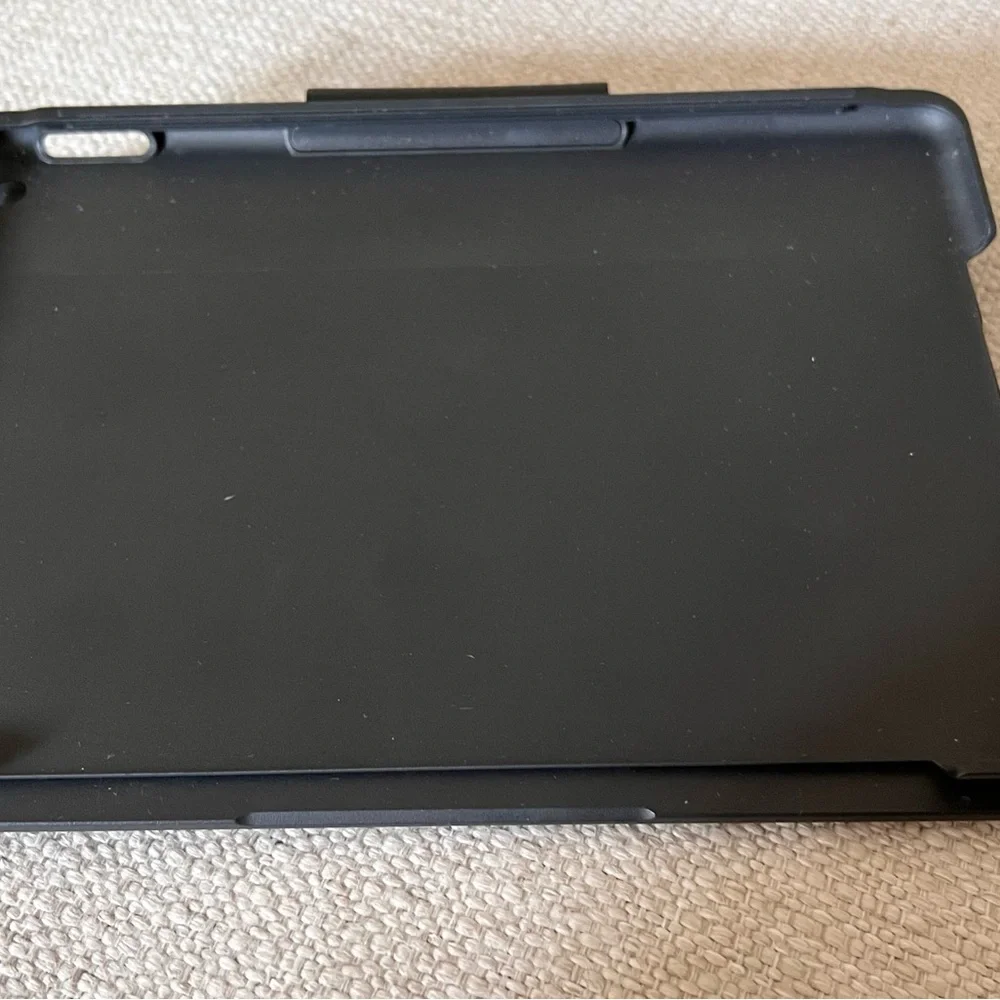 Logitech Slim Folio Laptop case for Apple iPad 8 air 10.2” screen